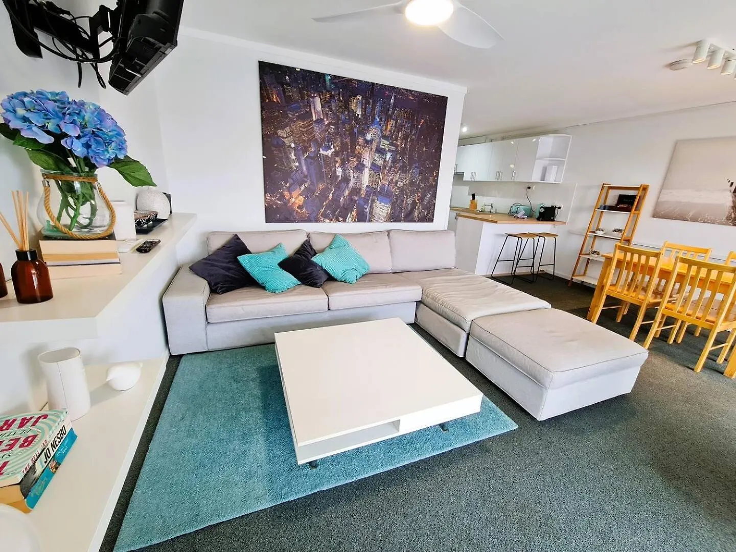 Chic 2 Bed Apartment On Scarborough Beach location